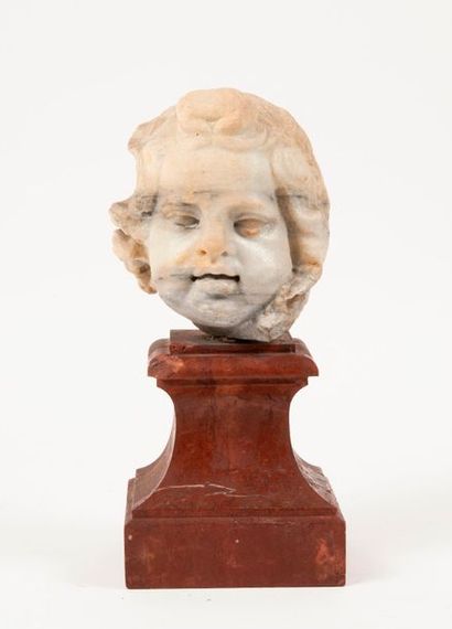 Tête d'angelot ou d'enfant.

Marbre blanc...