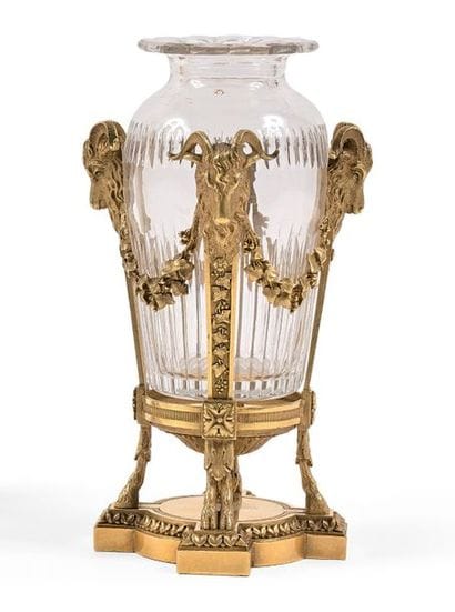 Petit vase en verre en partie cannelé, le...