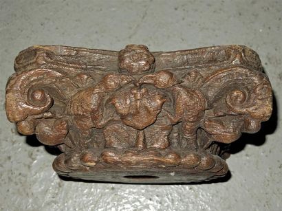 Chapiteau en bois teinté, sculpté de volutes,...