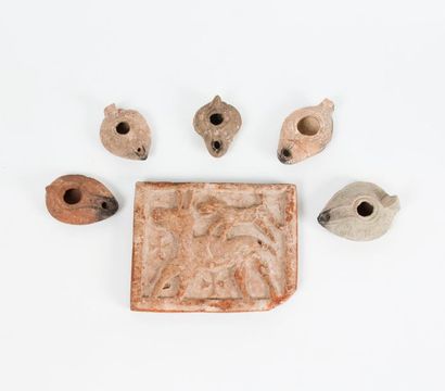 Ensemble d'objets en terre cuite :

- lot...