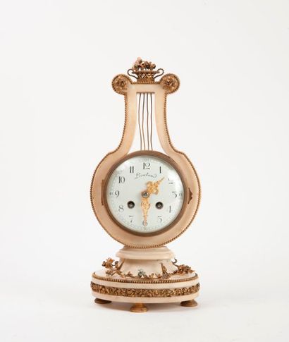 Pendule lyre en marbre blanc et bronze doré,...