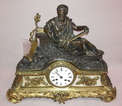 Pendule en laiton doré et régule patiné à...