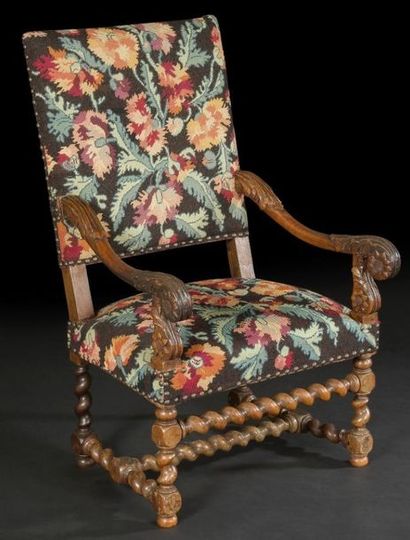 Fauteuil en noyer à haut dossier plat, les...