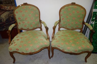 Paire de fauteuils à la Reine en hêtre mouluré...