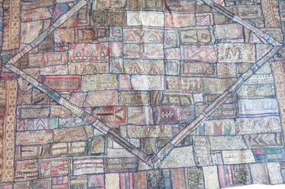 Patchwork à décor d'un losange sur fond géométrique...