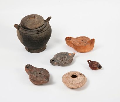 Dans le goût de l’Antique.


- théière en...