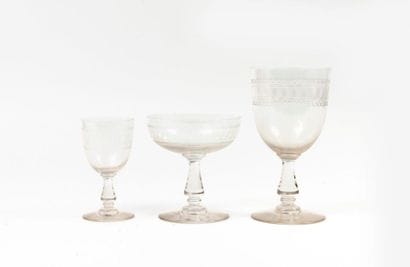 Partie de service de verres à pieds en cristal...