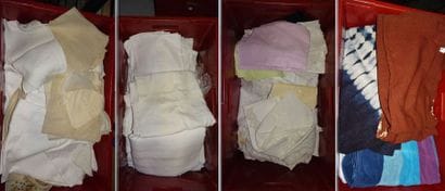 Quatre caisses de textiles, draps anciens...
