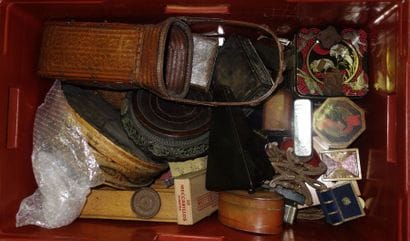 Mannette de boîtes et objets divers.