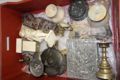 Mannette d'objets divers, dont bougeoirs...