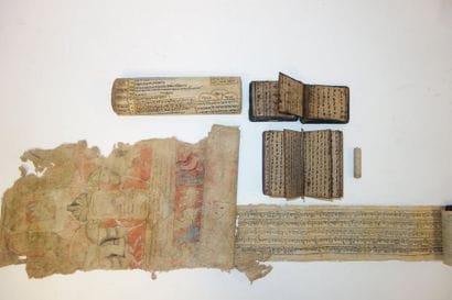 Trois rouleaux et deux livres, plats en bois,...