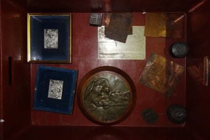 Deux mannettes de typons, plaques gravées...