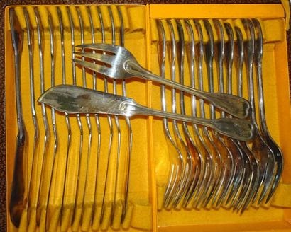 12 couverts à poisson en métal argenté modèle...