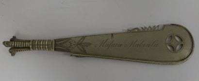 Machette ornementale en métal.

La lame ajourée,...