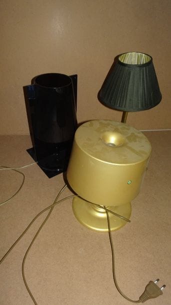 Caisse de pieds de lampes.