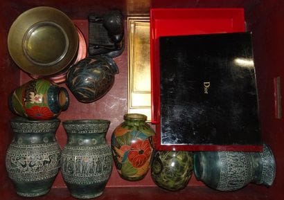 Mannette de souvenirs de voyage et deux plateaux...