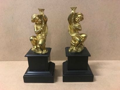 Paire de pieds de candélabres en bronze en...