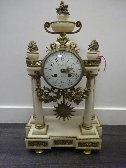 Pendule portique en marbre blanc et bronze...