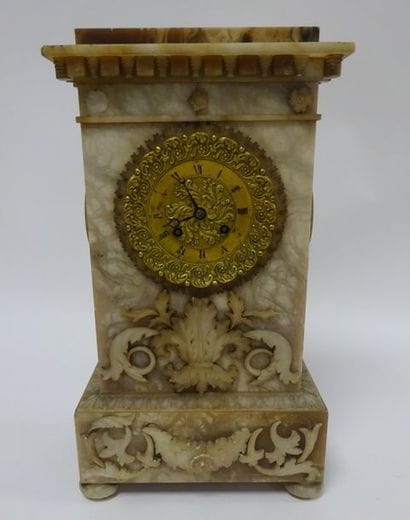 Pendule borne en albâtre veiné décorée en...