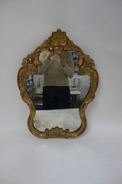 Miroir en bois sculpté doré à décor de coquilles...