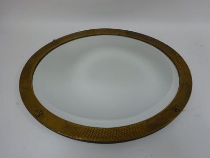 Miroir ovale en bois mouluré et doré.

Fin...