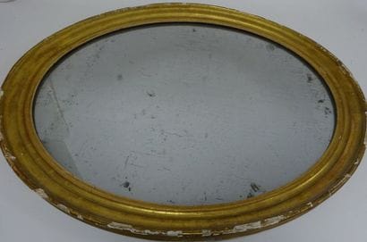 Miroir ovale en bois doré. 