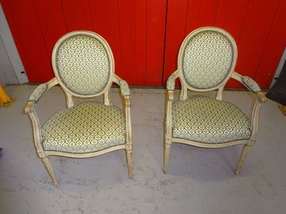 Paire de fauteuils en cabriolet, en bois...
