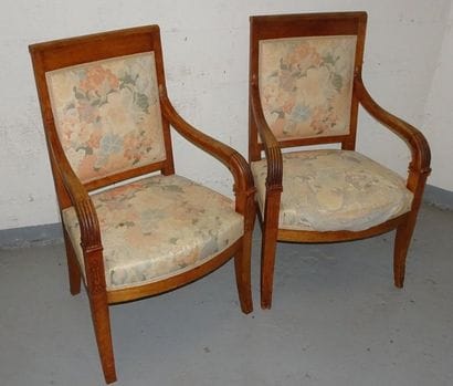 Paire de fauteuils en merisier à dossier...