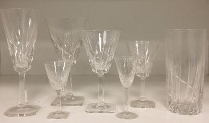 Partie de service de verres à pieds carrés...