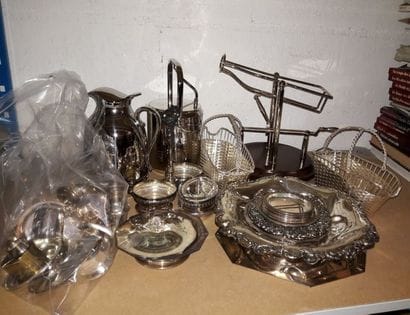 Mannette de pièces en métal argenté. 

A...
