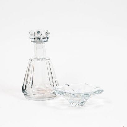 BACCARAT 

- Carafe en cristal taillé, modèle...