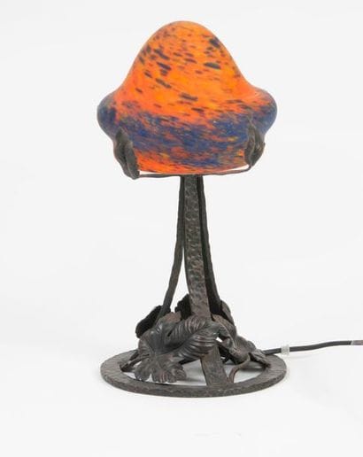 Lampe de bureau.

Abat-jour en verre marmonéen...