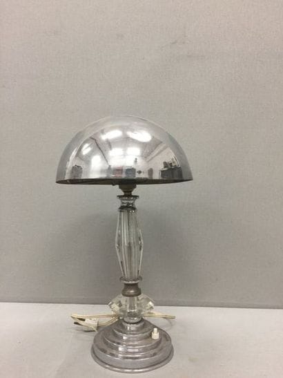 Lampe de bureau.

En métal chromé et piétement...