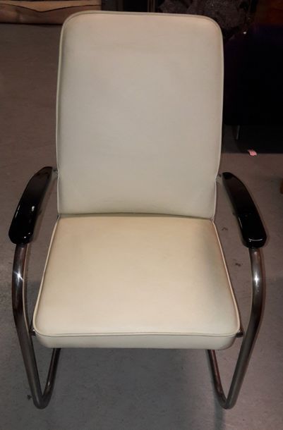 THONET


Paire de fauteuils en cuir crème,...
