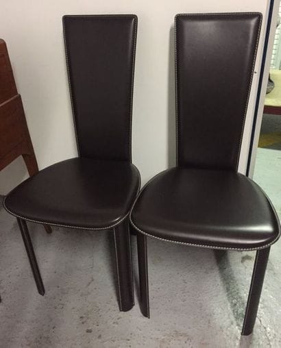 Suite de 4 chaises à haut dossier en cuir.

Travail...