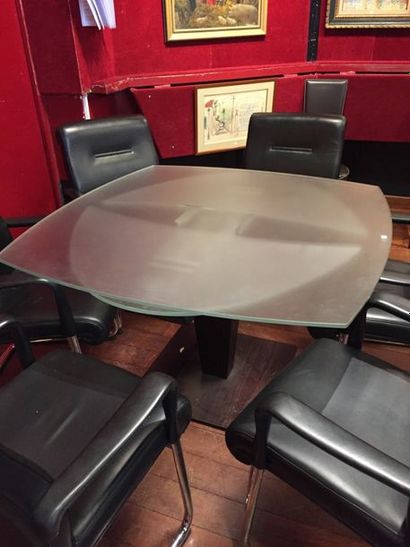 Table de salle à manger.
Plateau de verre...