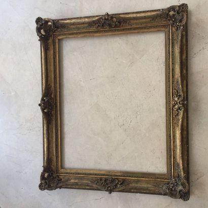 Cadre en bois et stuc doré à décor de jonc...