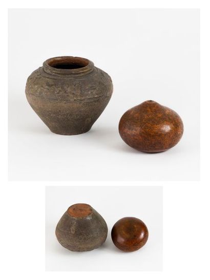 IRAN
Vase de forme toupie en terre émaillée...