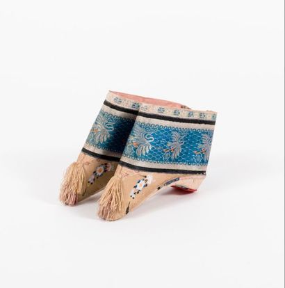 CHINE, XXème siècle


Paire de chaussons...