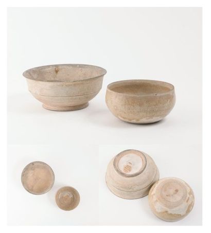 CHINE
Un bol sur talon en proto porcelaine.

H....