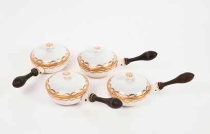 NYON


Lot de quatre petits poêlons en porcelaine...