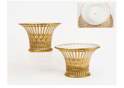Paire de corbeilles en porcelaine ajourée...