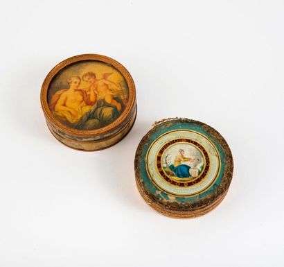 Deux boîtes à dragées circulaires :

- une...