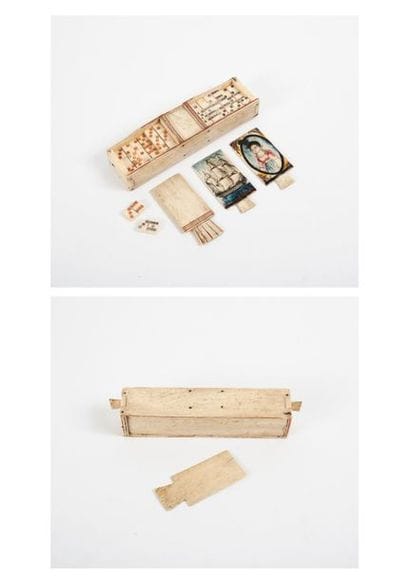 Boîte en os contenant un jeu de domino, à...