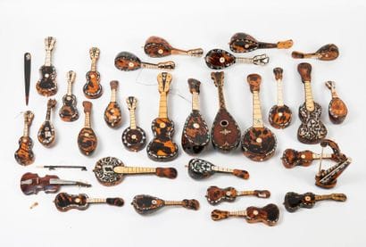 Ensemble de trente instruments miniatures...