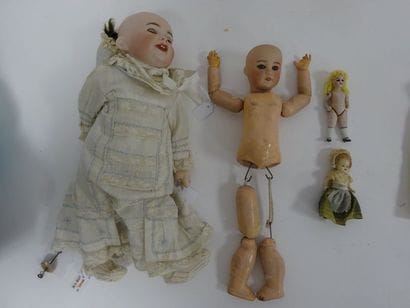 Lot comprenant : 

- Poupon tête porcelaine...