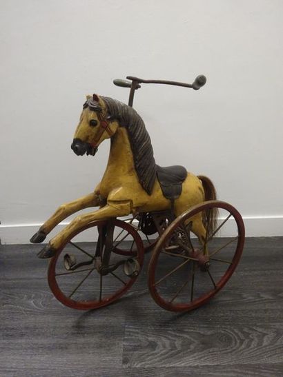Tricycle en forme de cheval en bois polychrome...