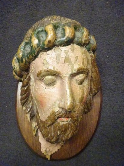 Tête de Christ mort à la couronne d'épines.

Bois...