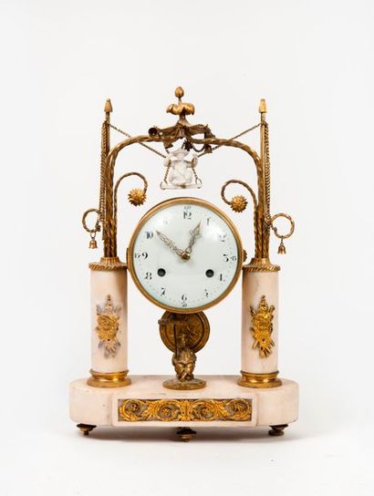 Pendule portique en marbre blanc, bronze...