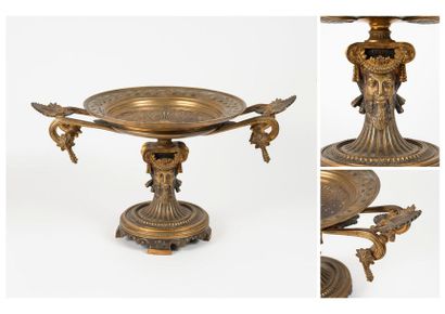 Coupe sur piédouche en bronze à décor néo-Etrusque....